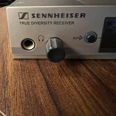 Sennheiser EW 300 G3 wireless headset microphone 2008- 2010 - Silver/ black image 3