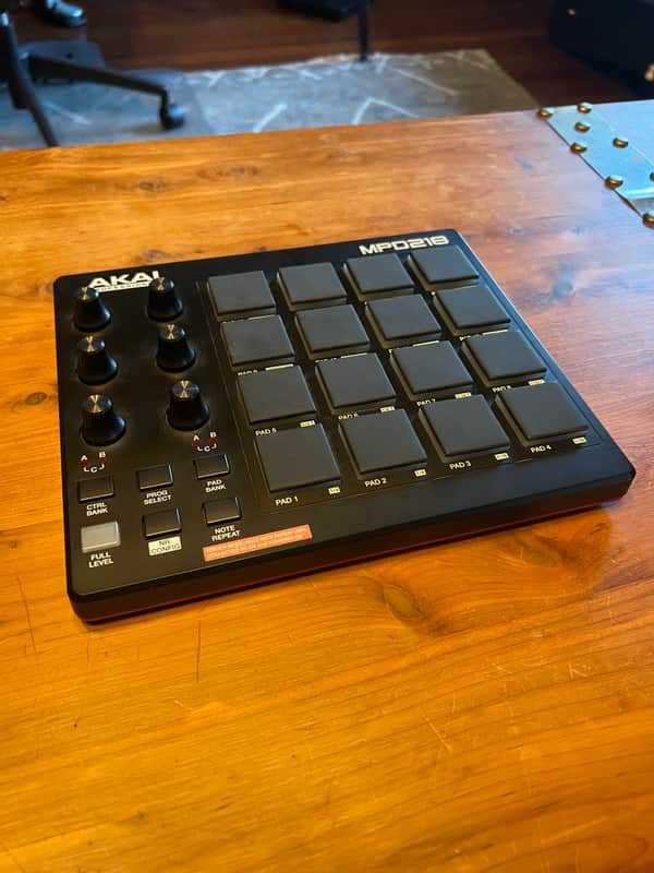 Akai MPD218 - Black | Reverb