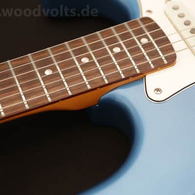 Squier Classic Vibe '60s Stratocaster with Laurel Fretboard 2019 - Present - Lake Placid Blue image 9