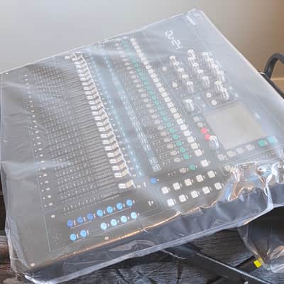 Allen & Heath QU-24 24-Channel Digital Mixer 2014 - Present - Black image 9