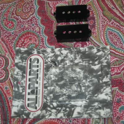 new + packaging (covers have some manufacturing imperfections) Allparts PC 0951-023 Black Pickup Cover Set (two individua covers) for Precision Bass / for P Bass - black, plastic, PC-0951-023 (never used, packaging opened to examine condition of covers) image 22