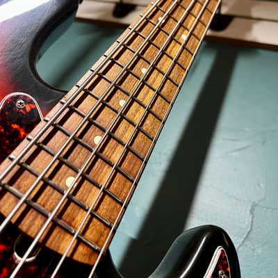 Fender Roscoe Beck Artist Series Signature Bass V 1998- 3-Colour Sunburst image 4
