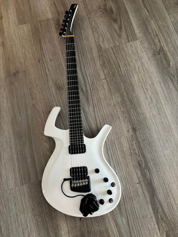 Parker Fly Deluxe Vibrato (1993 - 2002) | Reverb