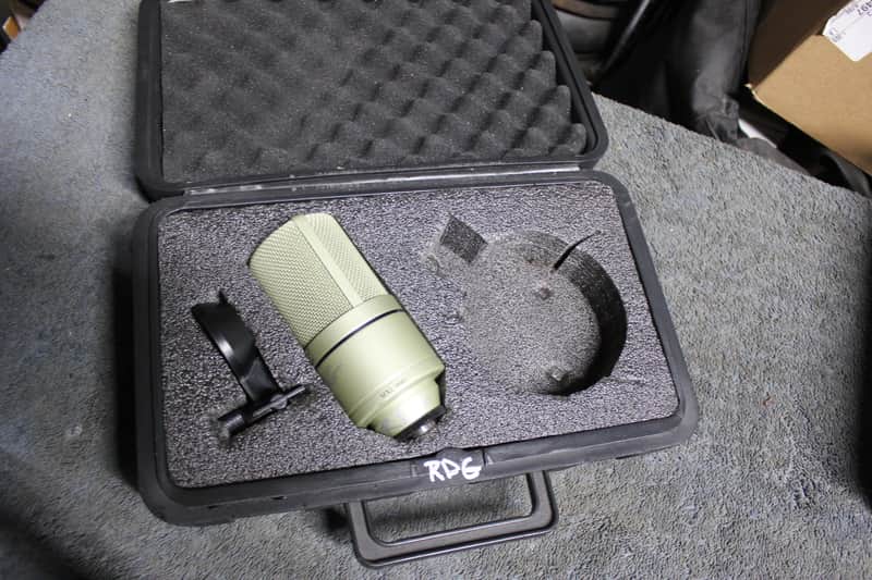 MXL 990/ Condenser Mic with Case and One Mount image 1