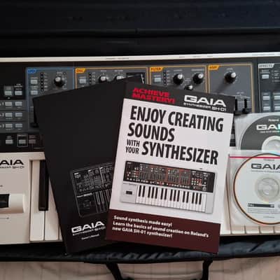 Roland SH-01 GAIA 37-Key Digital Synthesizer 2010 - 2012 - White