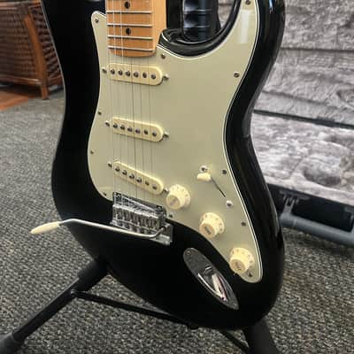 Fender Stratocaster 2017 - Black gloss image 2