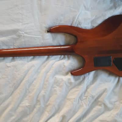 Hohner The Jack Natural Walnut Gloss, 24 frets, Headless, Steinberger Bridge, EMG Active pickups + X image 18