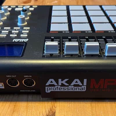 Akai MPD26 MIDI controller - Black image 4