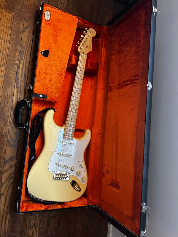 Fender Limited Edition American Professional Stratocaster with Maple Fretboard, Gold Hardware - Vintage White