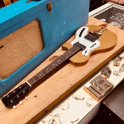 Airline 7214 1960's Mini Electric Guitar with 5-Watt Amp Case image 7