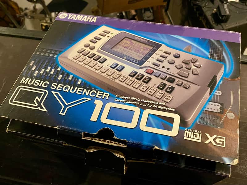 QY100 Sequencer 1996 - 2002 - Silver image 1