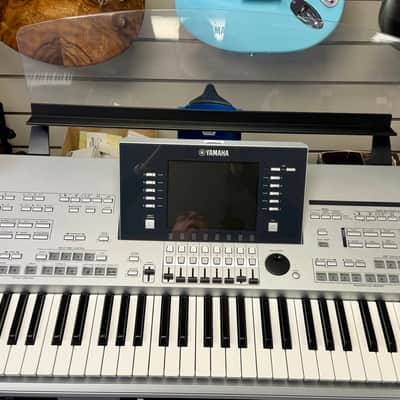 Yamaha Tyros 4 61 Key Digital Arranger Workstation Keyboard Inc TRS-MS04 Speaker System 2010-2013 - Silver