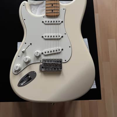Fender Standard Stratocaster Lefthand Left-Handel LH Linkshänder Maple Fretboard 2006 - 2017 - Arctic White image 2