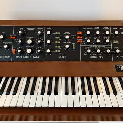 Moog Minimoog Model D Classic Vintage Mono Synth  | s/n: 10586 | operation manual | serviced - VGC