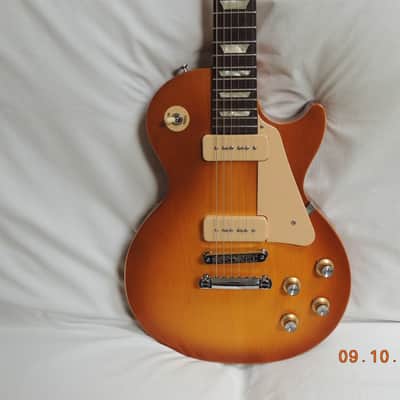2011 Gibson 60's Tribute Les Paul Studio Electric Guitar (P90 Pick ups) w/ gig bag. Honeyburst image 12