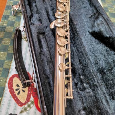 Yamaha (closed hole) Flute, Model YFL-211 - 2026 - Silver -BEAUTIFUL! image 5