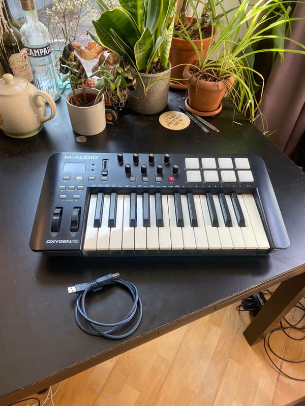 M-Audio Oxygen 25 MKV MIDI Keyboard Controller 2021 - Present - Black image 1