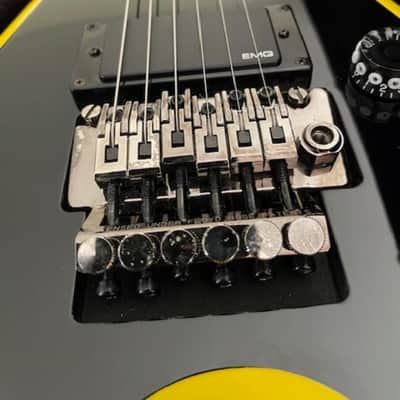 Dean Dime Razorback V 255 Classic Guitar 2007 Dimebag Black with Yellow Bevels EMG 81 85 Active Pickups with 24 Frets and Floyd Rose Tremolo image 6