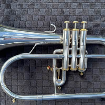Gently Used Getzen Eterna Flugelhorn and Trumpet Combo with mouthpieces and case image 4