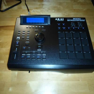 Akai MPC 2000XL Custom Black w/Blue LEDs & Black PADs 1GB CF Drive 32MB RAM imagen 3