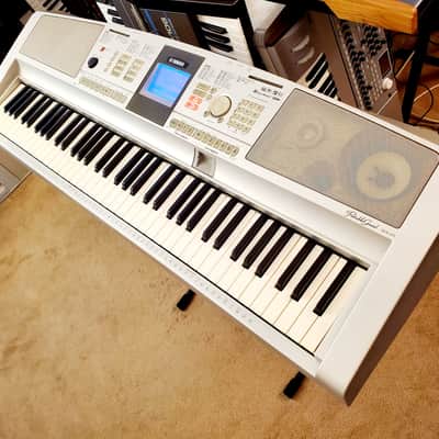 MUST SEE!!! YAMAHA DGX 305 SEMI-WEIGHTED 76-KEY DIGITAL PIANO IN AMAZING CONDITION! image 4