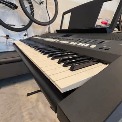 Yamaha PSR-S650 61-Key Arranger Workstation 2010s - Black image 3