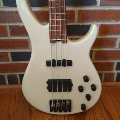 1997-Vintage USA-made Peavey Millennium bass guitar image 2
