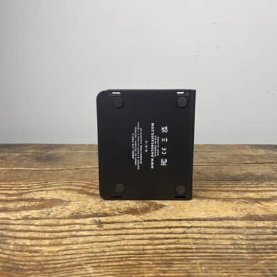 Gator Cases Power-5 Pedal Board Isolated Power Supply like new with box image 4