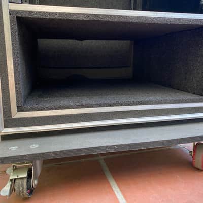Custom 20 Space shock mount case on wheels - Black image 3