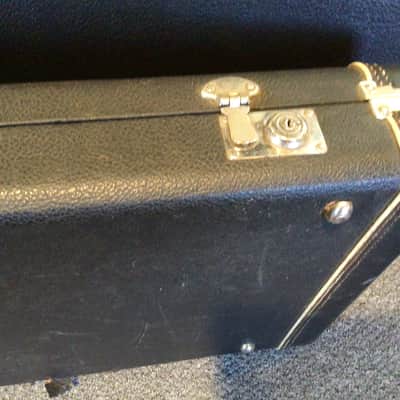 Fender LEFTY Jazz Bass Hardshell Case, Black with Red Plush interior, Fender Amp Logo Black image 9