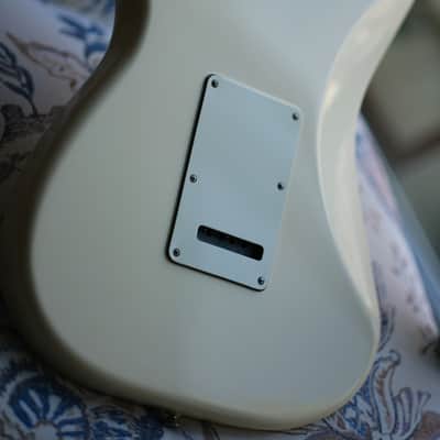 Fender Standard Stratocaster 2018 - Arctic White image 5