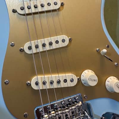 Partscaster Stratocaster 2023 - 'Daphne Blue Light Aged MJT Body Fender USA Neck and Fender Custom Shop Preloaded Pickguard image 4