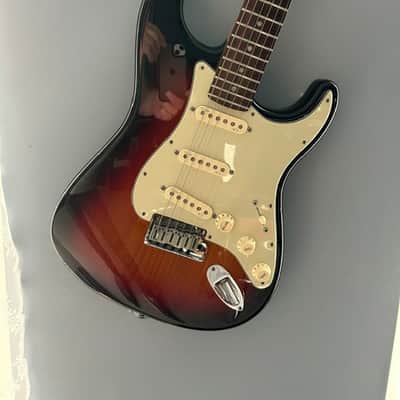 Fender American Deluxe Stratocaster with Rosewood Fretboard 2011 - 2015 - 3-Color Sunburst image 3