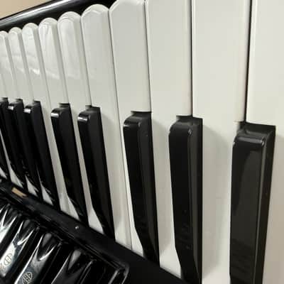 Guerrini Folk Accordion LMMMH– 5 Reeds, No Tone Chamber (Non-Cassotto) – Excellent to Mint Condition image 5