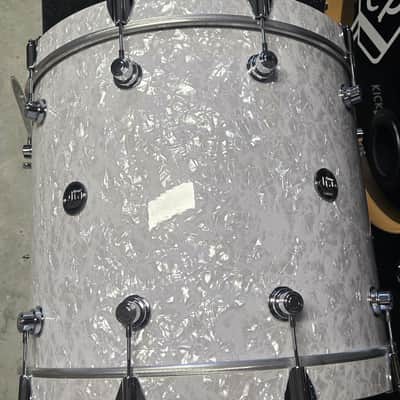 DW Performance Series 18x24" Bass Drum 2010 - Present - White Marine image 4