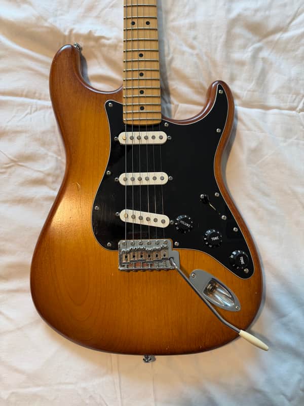 Fender FSR American Special Hand-Stained Stratocaster with Maple Fretboard 2012 - 2013 - Satin Honey Burst