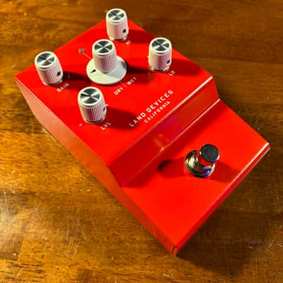 Land Devices Hunter Distortion 2025 - Red image 2