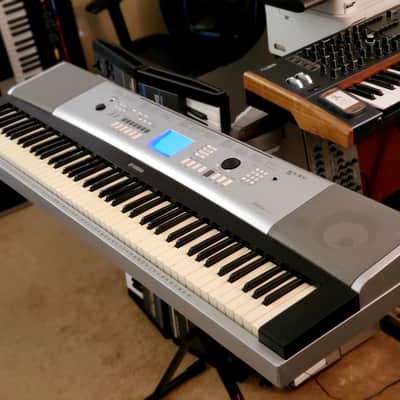MUST SEE!!! YAMAHA DGX 520 (YPG 525) SEMI-WEIGHTED 88-KEY DIGITAL PIANO IN AMAZING CONDITION! image 2