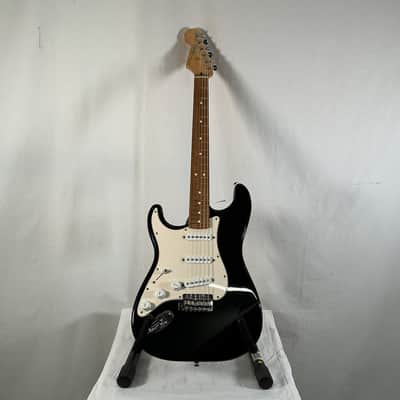 Fender Standard Stratocaster Left-Handed with Rosewood Fretboard 2003 - Black image 2