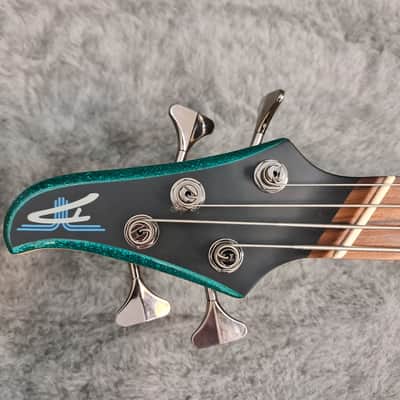 Dingwall D-Bird Standard 2017 - Aquamarine Flake w Hardcase image 3