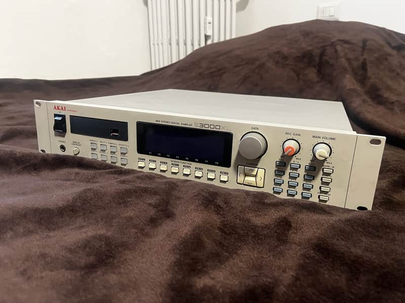 Akai S3000XL MIDI Stereo Digital Sampler 1996 - White image 1