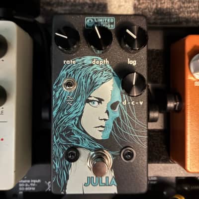 Walrus Audio Julia Chorus / Vibrato Limited Edition - 01-17 2017 - Charcoal Sparkle / Blue image 1