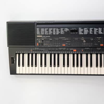 Yamaha PSR-500M Portable Digital Keyboard with Gig Bag, Power Supply & Sustain image 4