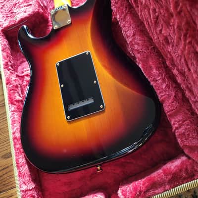 Near Mint!!! Fender Signature Stevie Ray Vaughan Stratocaster 3-Color Sunburst, Pro Set image 8