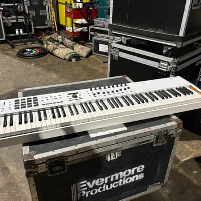 Arturia KeyLab 88 MkII MIDI Controller 2019 - Present - White image 2