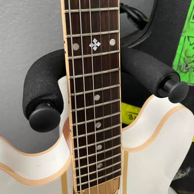 Gibson Tom Delonge Signature ES-333 - Custom Shop White w/ Gold Stripe, Inlay and Headstock. See Des image 6
