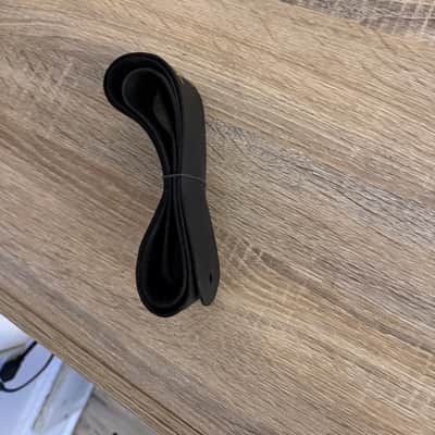 Gibson stock Guitar strap 2016 - Black - STILL HAS THE RUBBERBAND TIE ON IT image 3