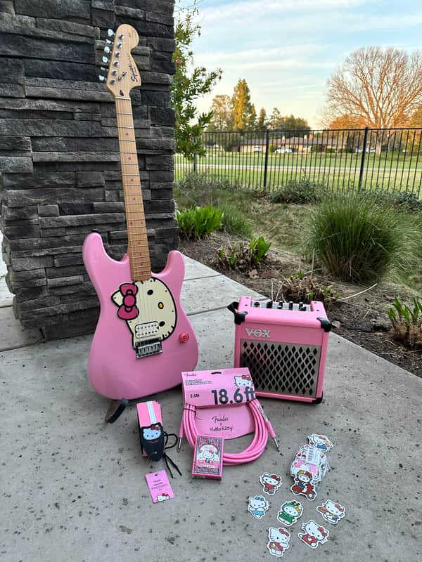 Squier Hello Kitty Stratocaster 2005-2006 - Pink image 1
