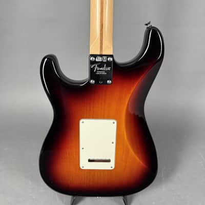 2011 Fender Standard Stratocaster RW sunburst like new Case image 8
