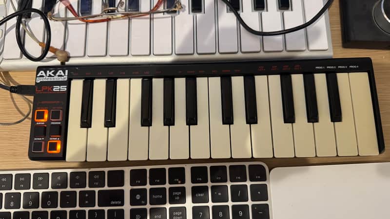 Akai LPK25 USB Mini Performance MIDI Keyboard image 1